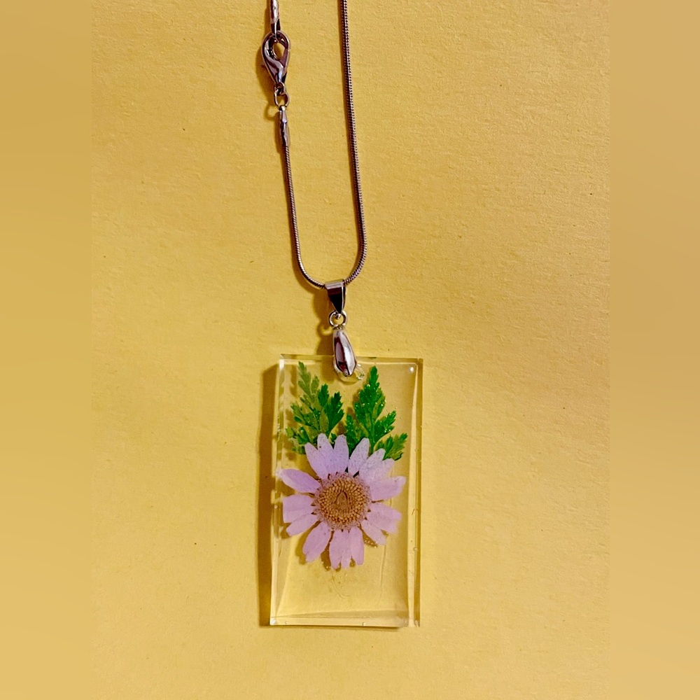 BEAUTIFUL DAISY PRESSED NECKLACE